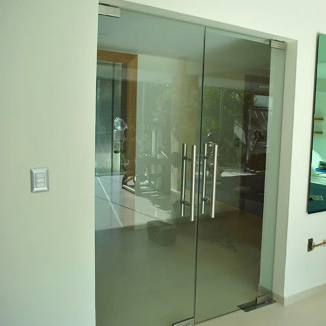 Дверь для офиса из ультрапрозрачного стекла
