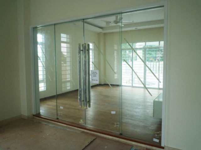 Дверь для офиса из прозрачного стекла