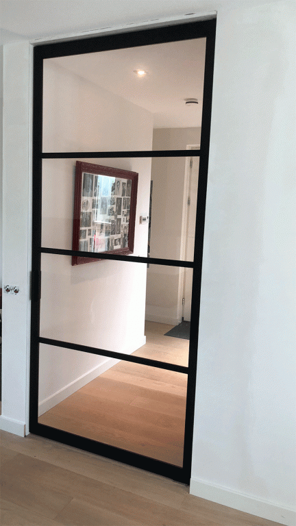 Дверь входная из ультрапрозрачного стекла