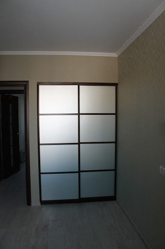Дверь для гардеробной из сатин стекла