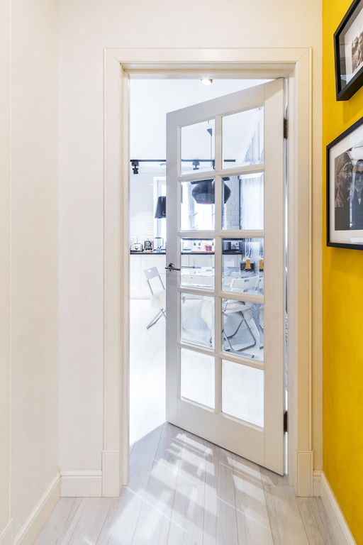 Дверь для кухни из прозрачного стекла