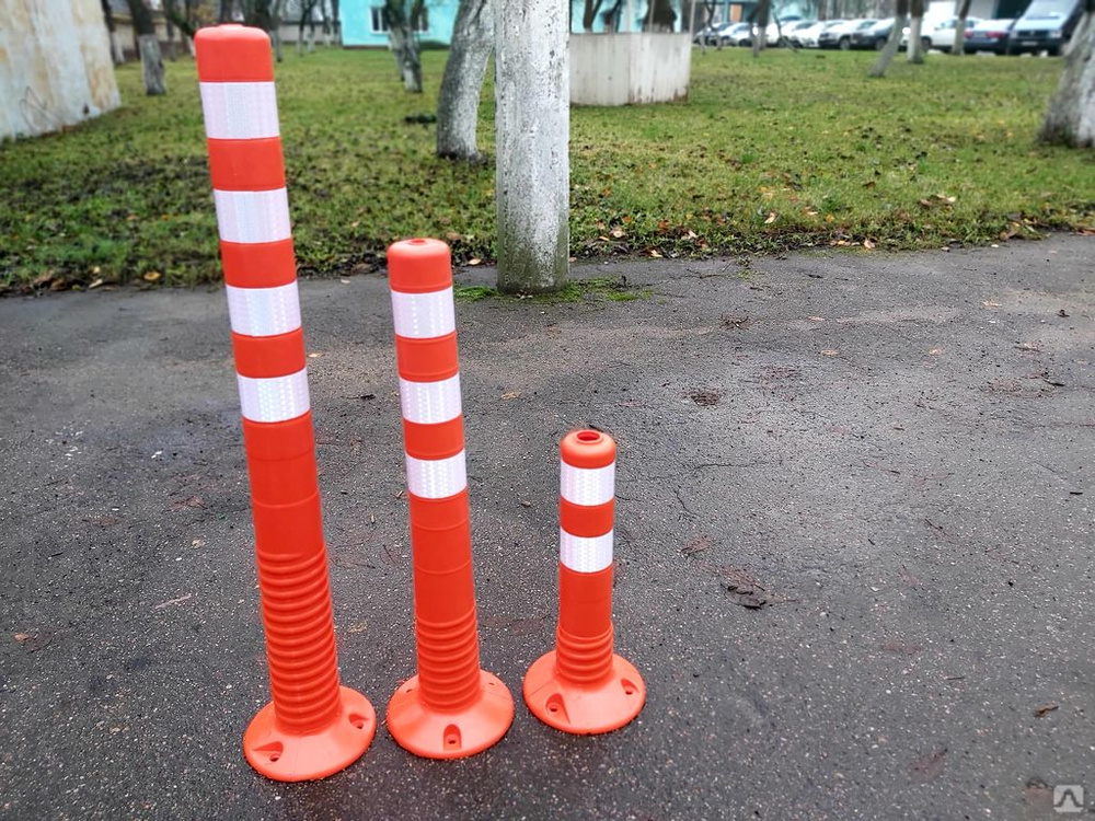 Дорожные светоотражающие столбики. Столбик пластиковый дорожный, длина 1350 мм. Столбик сигнальный ссу-750. Столбик разделительный гибкий. Гибкие столбики для парковки.