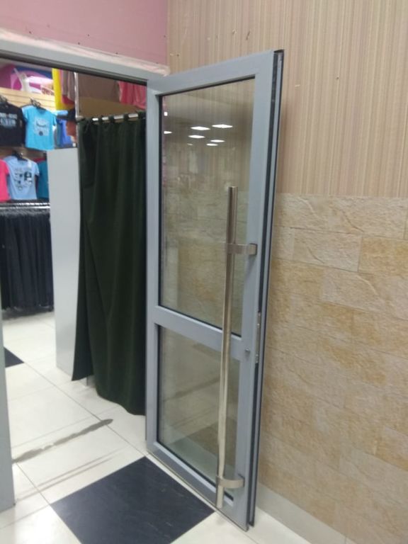 Алюминиевые двери Loft со стеклом. Виды, особенности и стоимость