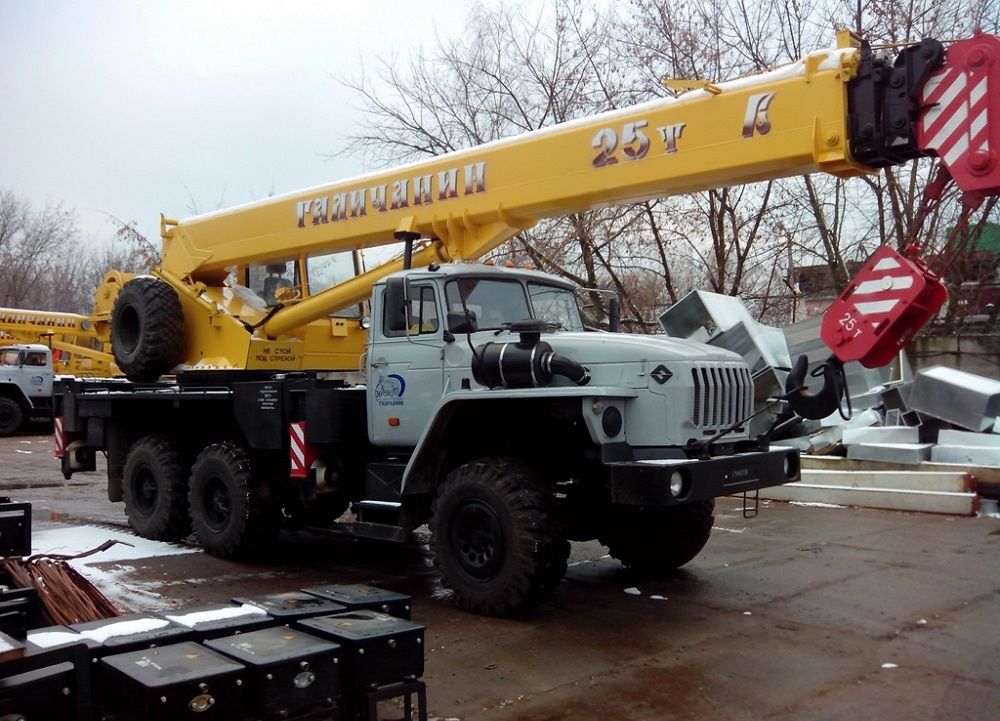 Автокран Урал 25 тонн 22 метра в аренду