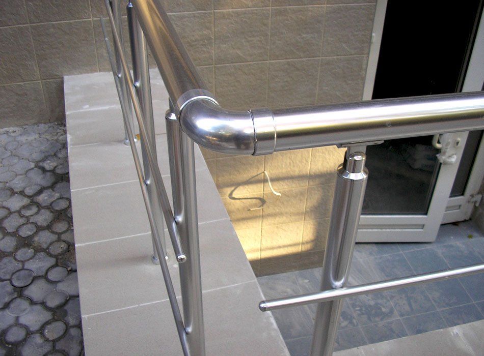 Ограждения лестниц полированный металл 42мм