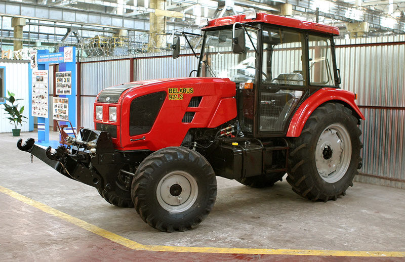 Трактор МТЗ Беларус-921.3 (передние 12,4L1-16, задние 14,9R30)