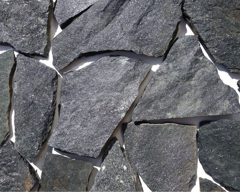 Камень Златолит Черный 1,5 - 2,5 см, фасада, термостойкий, плитняк облицовочный, фасадный и для ландшафта.