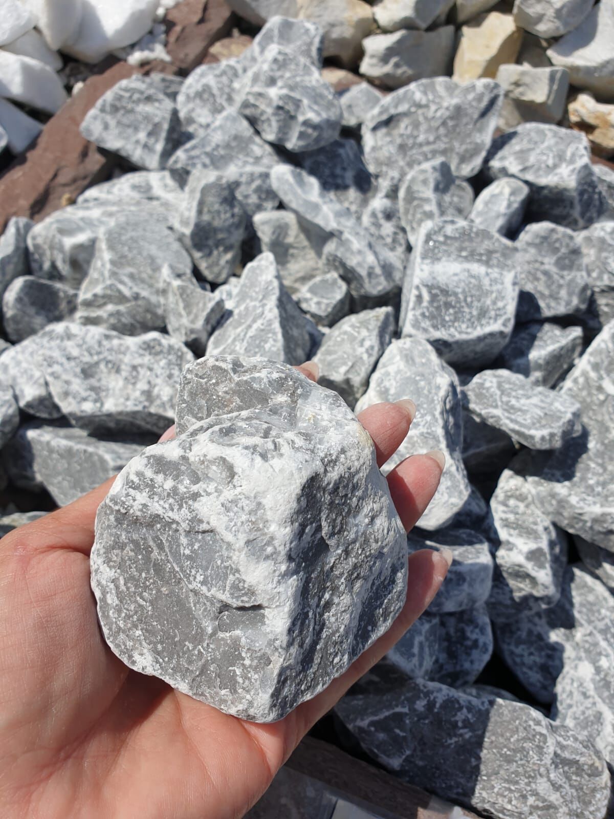 Крошка каменная серая мраморная фр. 70-150 мм в МКР (прекрасный наполнитель для габионов)