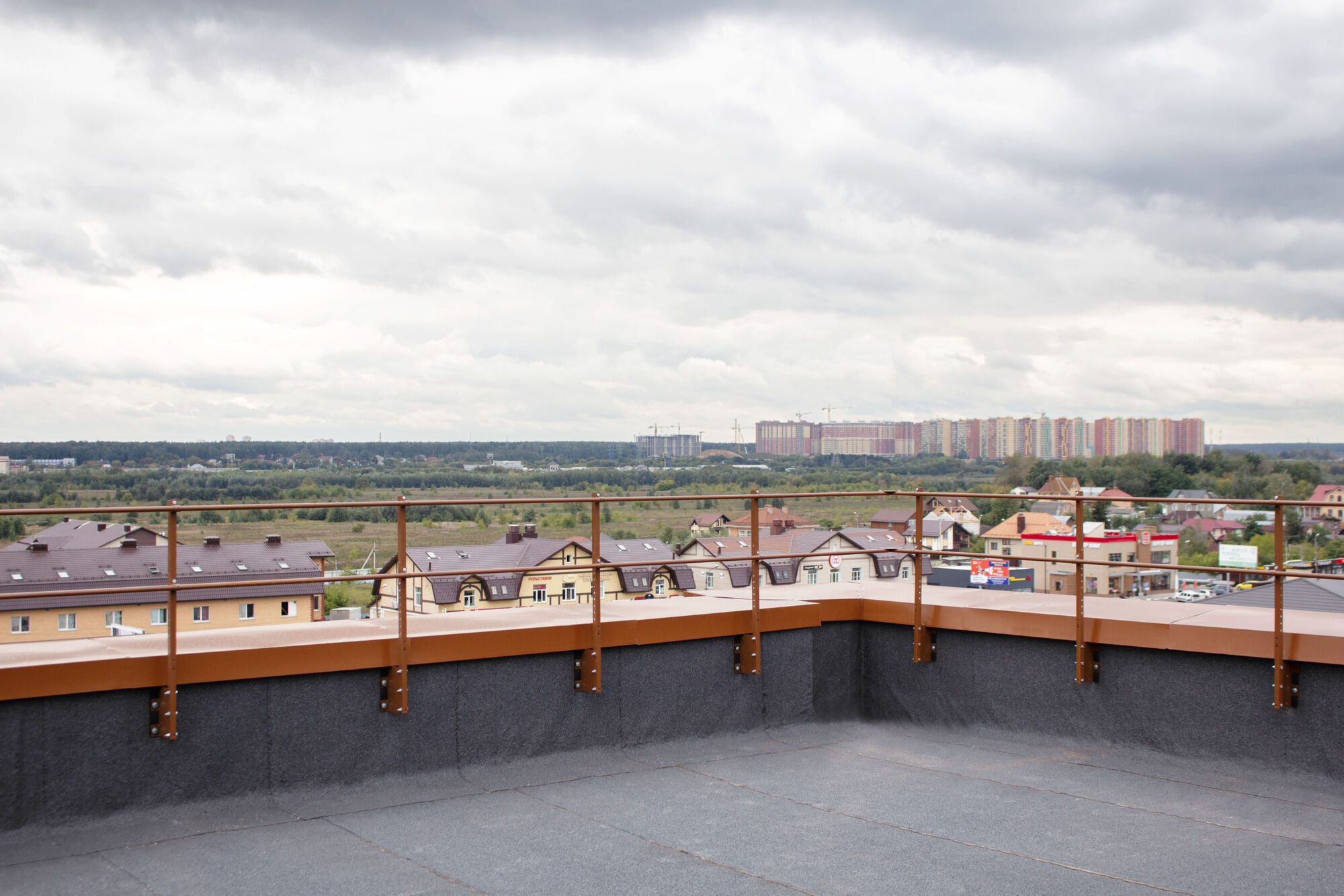 Ограждения кровли ROOF (ГОСТ) парапетное ELITE, высота 900/3,0м (3трубы),  цена в Ростове-на-Дону от компании МК-Ростов