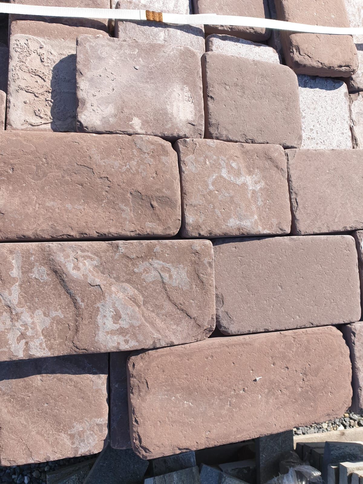 Плитка тротуарная из натурального камня песчанник галтованная 150L , толщиной 3 см
