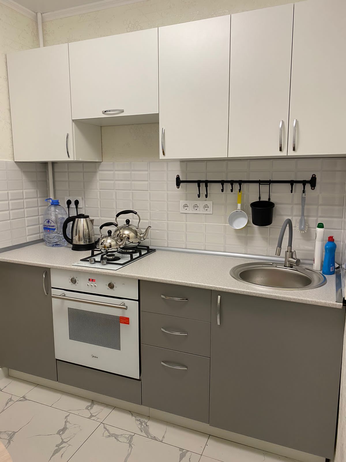 Кухонный гарнитур 2,0 модульный со склада (верх-белый, низ-серый)