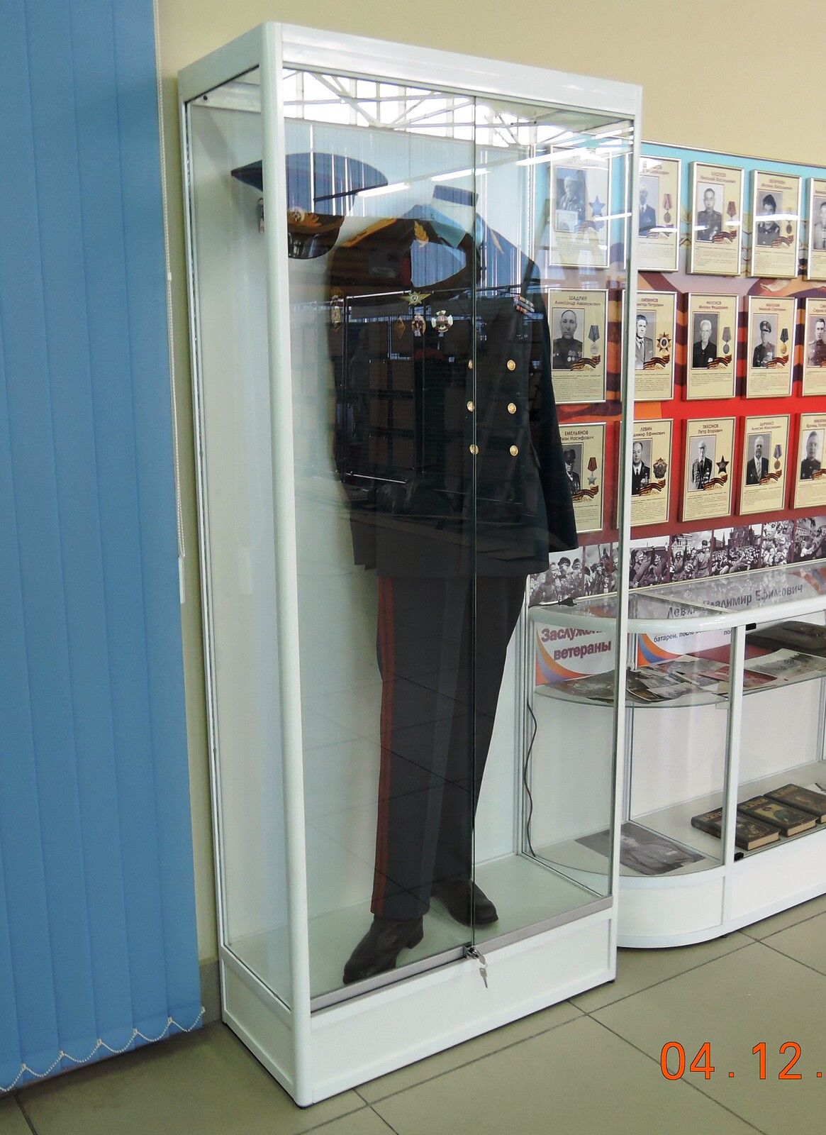 стеклянный шкаф для хранения боевого знамени