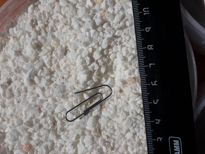 Мраморная крошка песок белая фр. 2-5 мм в мешках по 40 кг Ландшафтная, декоративная, песок