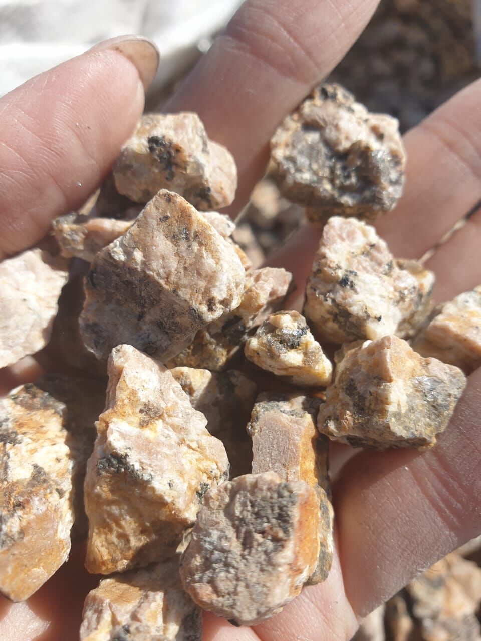 Крошка каменная гранитная, натуральный камень, фасовка 19-20 кг. 10-20 мм Природная, натуральная дробленная в щебень
