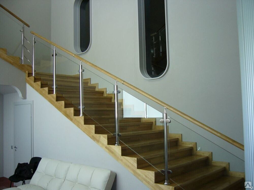 Ограждения лестниц из нержавейки на стойках со стеклом с деревянный поручнь