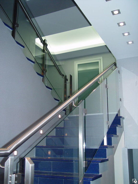 Перила для лестниц из нержавейки на стойках со стеклом для торговых центров