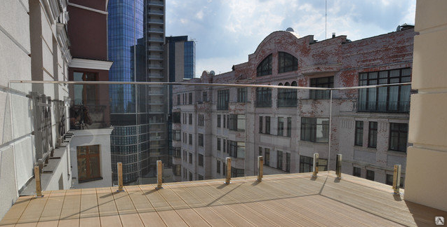 Ограждение балкона из стекла на министойках с квадратным поручнем